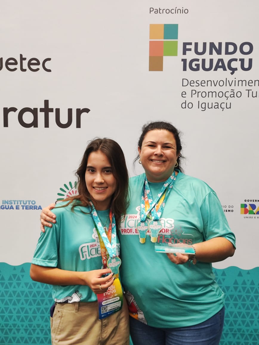 Foto de Sibelly e sua Orientadora Francislene na premiação